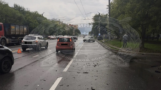 Тройное ДТП в Иванове: «Жука» откинуло на стойку дорожного знака